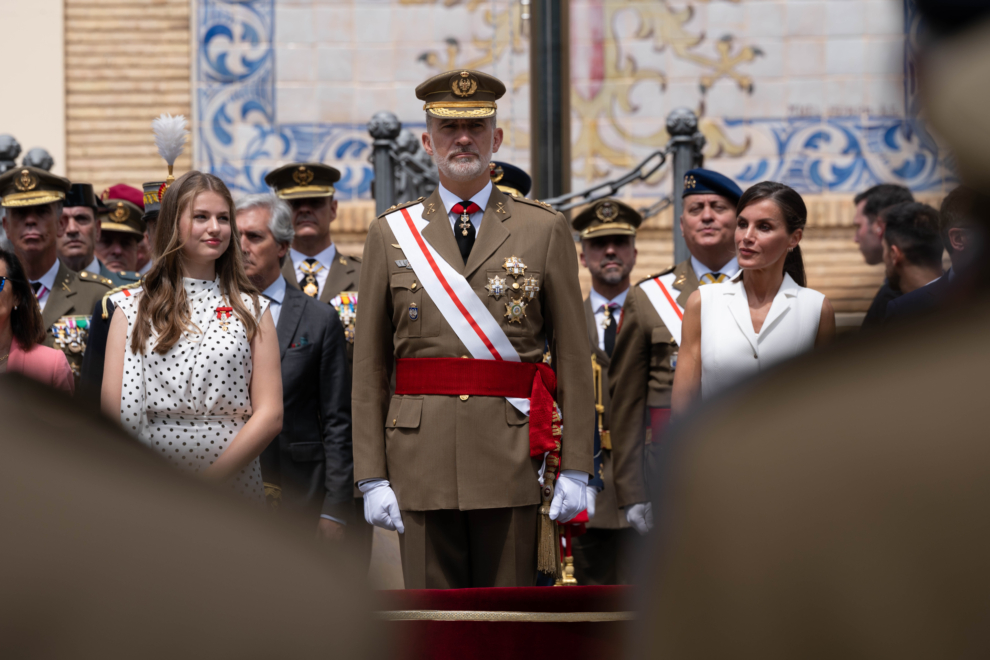La princesa Leonor, junto a su padre y luciendo el Toisón de Oro, en el acto de entrega de despachos en Zaragoza este verano