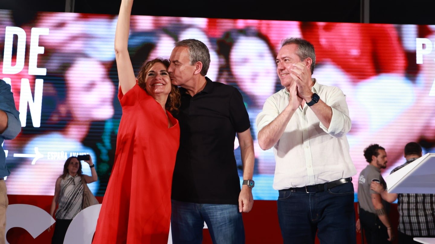 El expresidente del Gobierno José Luis Rodríguez Zapatero (c); la vicesecretaria general del PSOE y cabeza de lista al Congreso por Sevilla, María Jesús Montero; y el secretario general del PSOE-A, Juan Espadas (d) saludan a los militantes en el acto de cierre de campaña del PSOE a 21 de julio del 2023 en La Rinconada (Sevilla, Andalucía, España). Zapatero ha participado en en este acto de cierre de campaña con militantes del PSOE como parte de la campaña electoral para las elecciones generales del próximo 23 de julio. Rocío Ruz / Europa Press (Foto de ARCHIVO) 21/7/2023