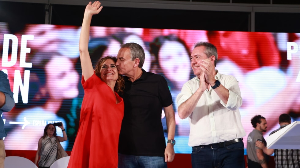 El expresidente del Gobierno José Luis Rodríguez Zapatero (c); la vicesecretaria general del PSOE y cabeza de lista al Congreso por Sevilla, María Jesús Montero; y el secretario general del PSOE-A, Juan Espadas (d) saludan a los militantes en el acto de cierre de campaña del PSOE a 21 de julio del 2023 en La Rinconada (Sevilla, Andalucía, España). Zapatero ha participado en en este acto de cierre de campaña con militantes del PSOE como parte de la campaña electoral para las elecciones generales del próximo 23 de julio. Rocío Ruz / Europa Press (Foto de ARCHIVO) 21/7/2023