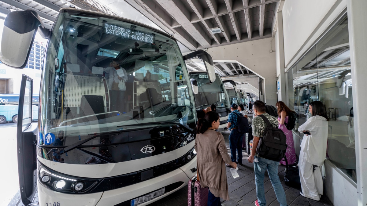 Un grupo de personas esperan a subir a un autobús de la Estación de Autobuses Méndez-Álvaro.