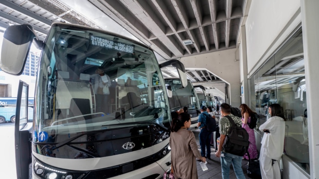 Un grupo de personas esperan a subir a un autobús de la Estación de Autobuses Méndez-Álvaro. Un grupo de personas esperan a subir a un autobús de la Estación de Autobuses Méndez-Álvaro.