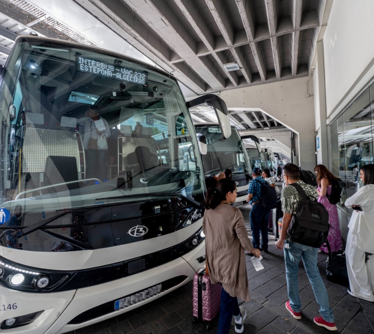 El transporte de viajeros se prepara para subidas de precios por el fin de las ayudas y la crisis de los carburantes