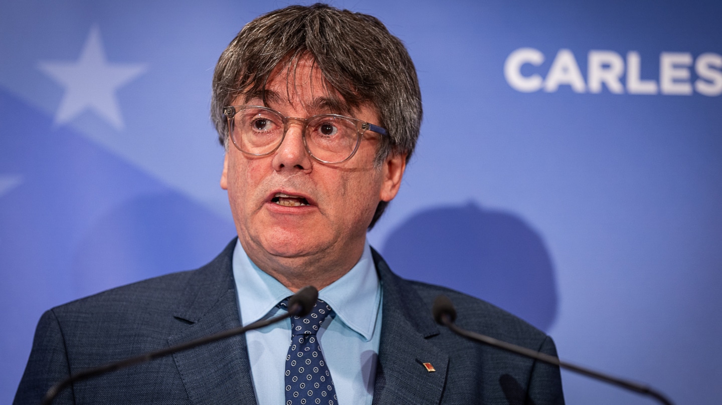 El expresidente de la Generalitat y eurodiputado de Junts, Carles Puigdemont, ofrece una rueda de prensa durante la conferencia inaugural de las jornadas interparlamentarias de Junts per Catalunya, en el Hotel Thon EU, a 5 de septiembre de 2023, en Bruselas (Bélgica). Carles Puigdemont ha reclamado al Estado reconocer la "legitimidad" del independentismo, una amnistía a los encausados por el 'procés' y garantías de cumplimiento de los acuerdos como condiciones previas para empezar a negociar sobre la investidura de Pedro Sánchez como presidente del Gobierno. Todo ello sin renunciar a la unilateralidad. También exige un mecanismo de mediación. En una conferencia desde Bruselas, ha asegurado que estas condiciones, que cree que ahora no se dan, deben preceder a una negociación para llegar a un "acuerdo histórico" con el objetivo de resolver el conflicto en Cataluña que, a su juicio, se remonta a 1714. Estas jornadas servirán para coordinar las acciones a llevar a cabo en el último tramo de la presidencia española del Consejo de la Unión Europea. 05 SEPTIEMBRE 2023;BRUSELAS;BÉLGICA;PUIGDEMONT;AMNISTÍA Europa Press / Europa Press 05/9/2023