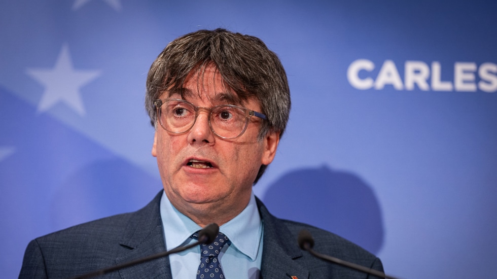 El expresidente de la Generalitat y eurodiputado de Junts, Carles Puigdemont, ofrece una rueda de prensa durante la conferencia inaugural de las jornadas interparlamentarias de Junts per Catalunya, en el Hotel Thon EU, a 5 de septiembre de 2023, en Bruselas (Bélgica). Carles Puigdemont ha reclamado al Estado reconocer la "legitimidad" del independentismo, una amnistía a los encausados por el 'procés' y garantías de cumplimiento de los acuerdos como condiciones previas para empezar a negociar sobre la investidura de Pedro Sánchez como presidente del Gobierno. Todo ello sin renunciar a la unilateralidad. También exige un mecanismo de mediación. En una conferencia desde Bruselas, ha asegurado que estas condiciones, que cree que ahora no se dan, deben preceder a una negociación para llegar a un "acuerdo histórico" con el objetivo de resolver el conflicto en Cataluña que, a su juicio, se remonta a 1714. Estas jornadas servirán para coordinar las acciones a llevar a cabo en el último tramo de la presidencia española del Consejo de la Unión Europea. 05 SEPTIEMBRE 2023;BRUSELAS;BÉLGICA;PUIGDEMONT;AMNISTÍA Europa Press / Europa Press 05/9/2023