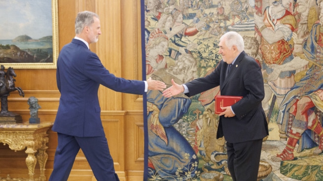 El Rey Felipe VI recibe al presidente del Tribunal Constitucional, Cándido Conde-Pumpido Tourón, para la entrega de la Memoria Anual del Tribunal