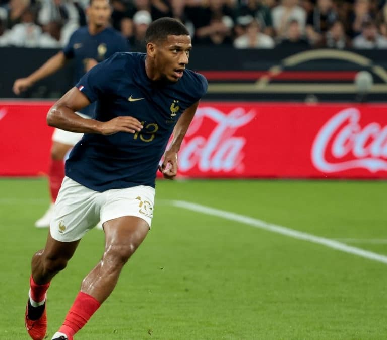 El vídeo viral de Todibo riéndose durante el minuto de silencio por el profesor asesinado en Francia