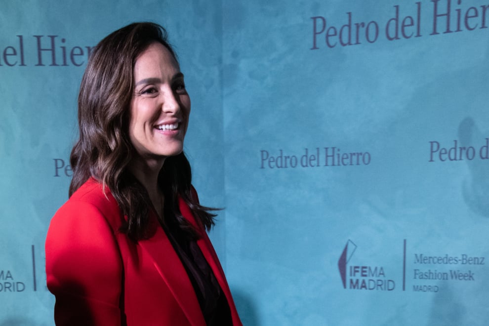 Tamara Falcó posa en el photocall del desfile de Pedro del Hierro en la MBFW