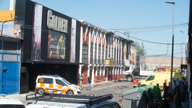 EuropaPress_5476460_agentes_bomberos_trabajan_sala_teatre_donde_habido_incendio_zona_ocio