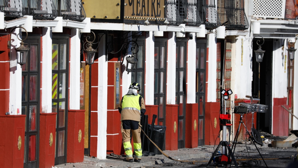 Bomberos de Murcia trabajan frente al Teatre, en la zona de ocio de Las Atalayas, donde ocurrió el incendio, a 2 de octubre de 2023, en Murcia, Región de Murcia (España)