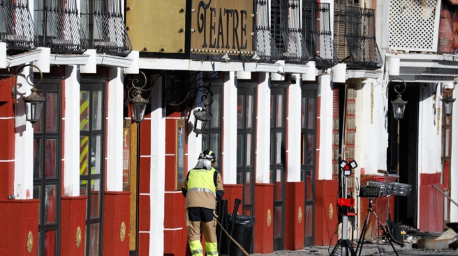 Bomberos de Murcia trabajan frente al Teatre, en la zona de ocio de Las Atalayas, donde ocurrió el incendio, a 2 de octubre de 2023, en Murcia, Región de Murcia (España) Bomberos de Murcia trabajan frente al Teatre, en la zona de ocio de Las Atalayas, donde ocurrió el incendio, a 2 de octubre de 2023, en Murcia, Región de Murcia (España)