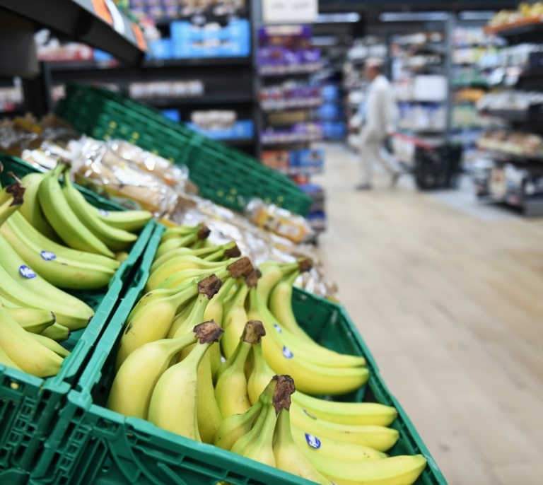 El plátano y el limón empujan la subida del 11% entre el precio de los alimentos en origen y destino