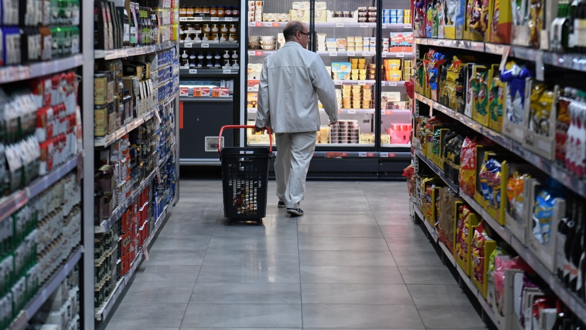 Una persona hace la compra en la tienda Dia de Núñez de Balboa, Madrid