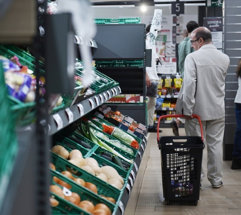 La inflación amenaza la campaña de navidad con menos viajes y comidas fuera de casa
