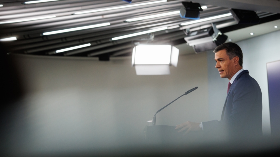 El presidente del Gobierno en funciones, Pedro Sánchez, ofrece una rueda de prensa tras reunirse con el Rey Felipe VI, en el Complejo de la Moncloa, a 3 de octubre de 2023, en Madrid (España). El secretario general del PSOE y presidente del Gobierno en funciones, Pedro Sánchez, se ha postulado hoy ante el rey como candidato para lograr los apoyos parlamentarios en la nueva ronda de contacto tras la investidura fallida del líder del PP, Alberto Núñez Feijóo, quien ha sido recibido también en audiencia hoy por Felipe VI. Al término de las entrevistas, que comenzaron ayer 2 de octubre, con UPN, CC, PNV, Sumar y Vox, el jefe del Estado debe decidir si nombra a Sánchez como aspirante a formar gobierno después de que el líder del PP fracasara en su intento la semana pasada. 03 OCTUBRE 2023;RUEDA DE PRENSA;PRESIDENTE;CANDIDATO; Alejandro Martínez Vélez / Europa Press 03/10/2023