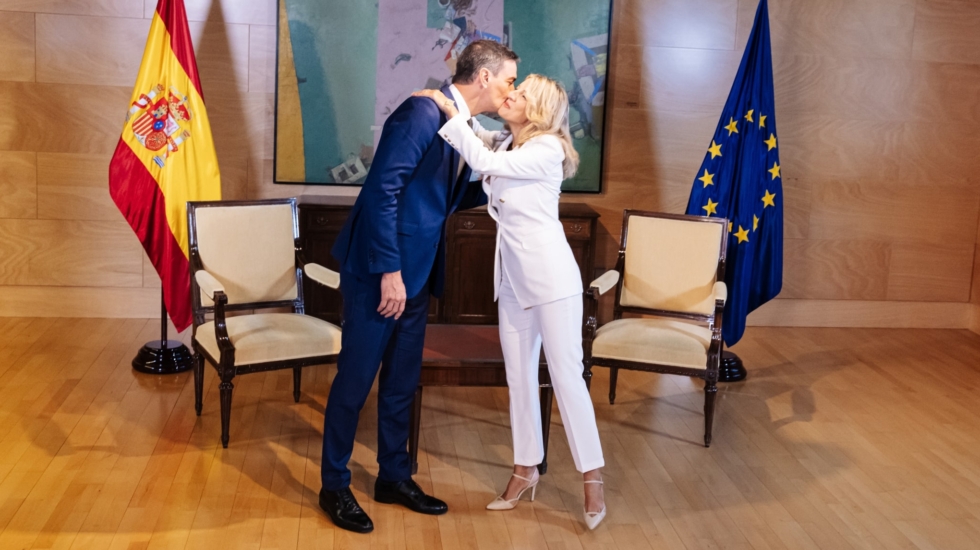El secretario general del PSOE y presidente del Gobierno en funciones, Pedro Sánchez, y la vicepresidenta segunda y ministra de Trabajo y Economía Social en funciones, Yolanda Díaz, se saludan a su llegada de su reunión en el Congreso, este 4 de octubre de 2023.
