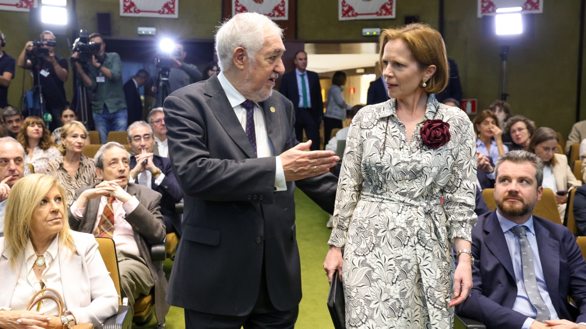 El Presidente del Tribunal Constitucional, Cándido Conde-Pumpido Tourón y la Presidenta del Tribunal Europeo de Derechos Humanos, Síofra O'Leary en la sede del Tribunal Constitucional, a 5 de octubre de 2023, en Madrid (España). El Tribunal Constitucional ha recibido hoy la visita oficial de la Presidenta del Tribunal Europeo de Derechos Humanos, Síofra O'Leary, que imparte una Conferencia Magistral bajo el título ‘El Tribunal Europeo de Derechos Humanos: contribución al espacio jurídico y desafíos actuales’. La jurista irlandesa Síofra O’Leary fue elegida presidenta del Tribunal Europeo de Derechos Humanos (TEDH), con sede en Estrasburgo (Francia), en noviembre de 2022. O’Leary, con una larga trayectoria en la justicia europea, se convirtió en la primera mujer al frente del organismo que interpreta el Convenio Europeo de Derechos Humanos desde su creación, en 1959.