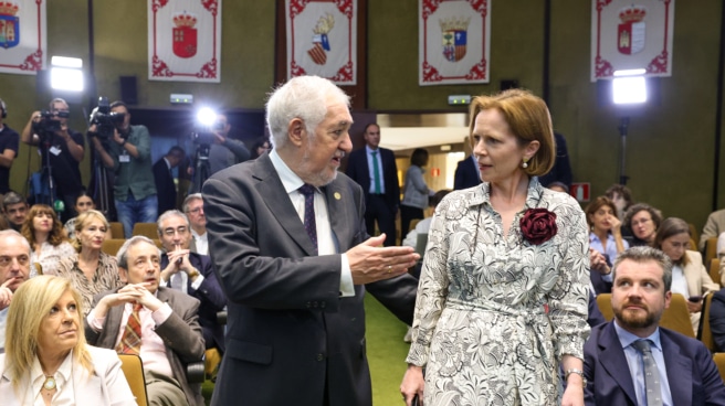 El Presidente del Tribunal Constitucional, Cándido Conde-Pumpido Tourón y la Presidenta del Tribunal Europeo de Derechos Humanos, Síofra O'Leary en la sede del Tribunal Constitucional, a 5 de octubre de 2023, en Madrid (España). El Tribunal Constitucional ha recibido hoy la visita oficial de la Presidenta del Tribunal Europeo de Derechos Humanos, Síofra O'Leary, que imparte una Conferencia Magistral bajo el título ‘El Tribunal Europeo de Derechos Humanos: contribución al espacio jurídico y desafíos actuales’. La jurista irlandesa Síofra O’Leary fue elegida presidenta del Tribunal Europeo de Derechos Humanos (TEDH), con sede en Estrasburgo (Francia), en noviembre de 2022. O’Leary, con una larga trayectoria en la justicia europea, se convirtió en la primera mujer al frente del organismo que interpreta el Convenio Europeo de Derechos Humanos desde su creación, en 1959. El Presidente del Tribunal Constitucional, Cándido Conde-Pumpido Tourón y la Presidenta del Tribunal Europeo de Derechos Humanos, Síofra O'Leary en la sede del Tribunal Constitucional, a 5 de octubre de 2023, en Madrid (España). El Tribunal Constitucional ha recibido hoy la visita oficial de la Presidenta del Tribunal Europeo de Derechos Humanos, Síofra O'Leary, que imparte una Conferencia Magistral bajo el título ‘El Tribunal Europeo de Derechos Humanos: contribución al espacio jurídico y desafíos actuales’. La jurista irlandesa Síofra O’Leary fue elegida presidenta del Tribunal Europeo de Derechos Humanos (TEDH), con sede en Estrasburgo (Francia), en noviembre de 2022. O’Leary, con una larga trayectoria en la justicia europea, se convirtió en la primera mujer al frente del organismo que interpreta el Convenio Europeo de Derechos Humanos desde su creación, en 1959.