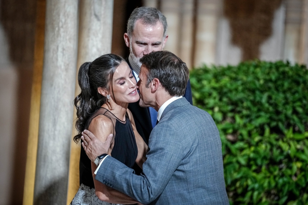 Macron le da un beso a la reina Letizia