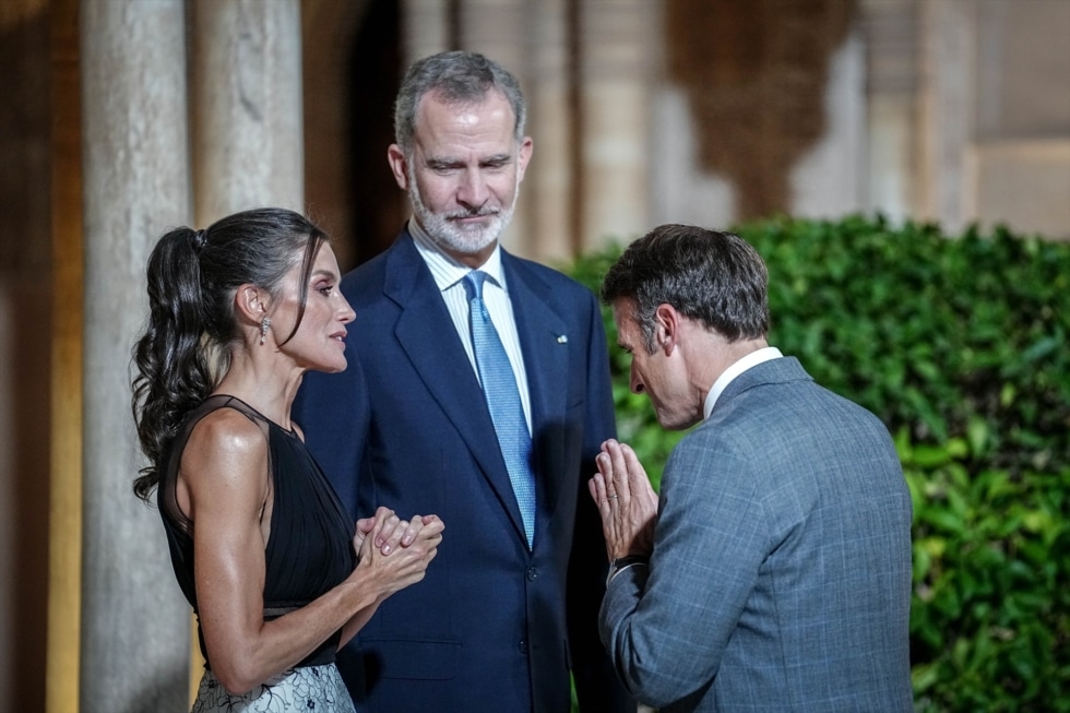 La reina Letizia en un gesto de complicidad con Emmanuel Macron