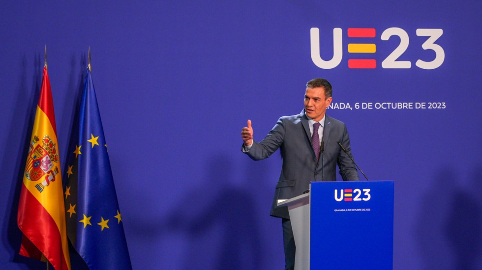 El presidente del Gobierno en funciones, Pedro Sánchez, en la rueda de prensa posterior a la reunión informal de Jefes de Estados o de Gobierno de la Unión Europea que asisten a la III Cumbre de la Comunidad Política Europea (CPE), a 06 de octubre del 2023 en Granada (España). 50 jefes de Estado y de Gobierno europeos asisten hoy a la cumbre de la Comunidad Política Europea (CPE), una de las reuniones que se celebran con motivo de la Presidencia española de la UE. Se trata de la tercera cita de este foro intergubernamental que tiene como objetivo principal mostrar la unidad europea frente a Rusia. Entre los asistentes estarán los líderes de los 27 estados miembro de la UE, así como el primer ministro británico, el presidente turco, o los dirigentes de los países de los Balcanes Occidentales. Francisco J. Olmo / Europa Press 06/10/2023