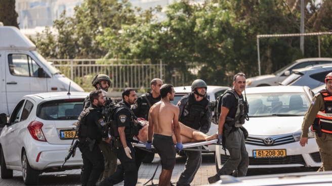 Militares israelíes trasladan a un herido tras el ataque de Hamás en Ashkelon. Militares israelíes trasladan a un herido tras el ataque de Hamás en Ashkelon.