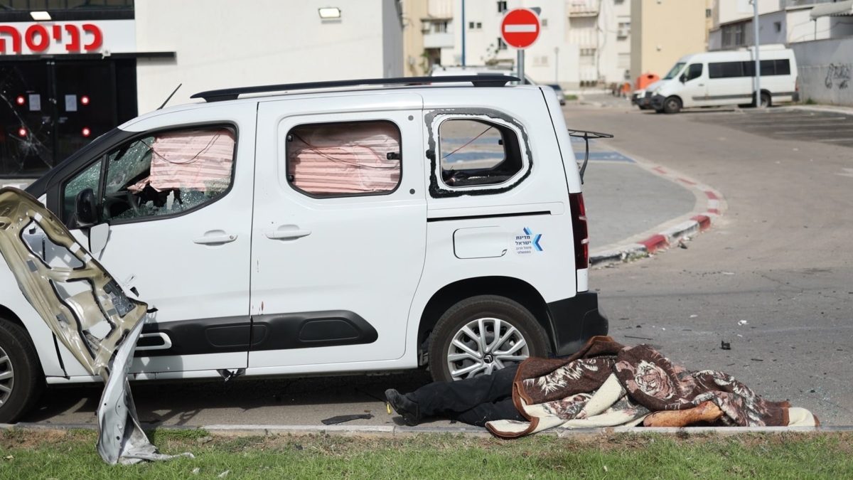 Cuerpo de un israelí caído durante el ataque de Hamás.