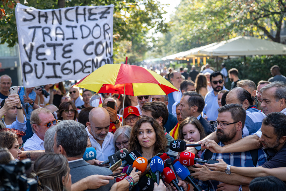 La presidenta de la Comunidad de Madrid y presidenta del Partido Popular de la Comunidad de Madrid, Isabel Díaz Ayuso, atiende a los medios de comunicación antes de la manifestación de SCC