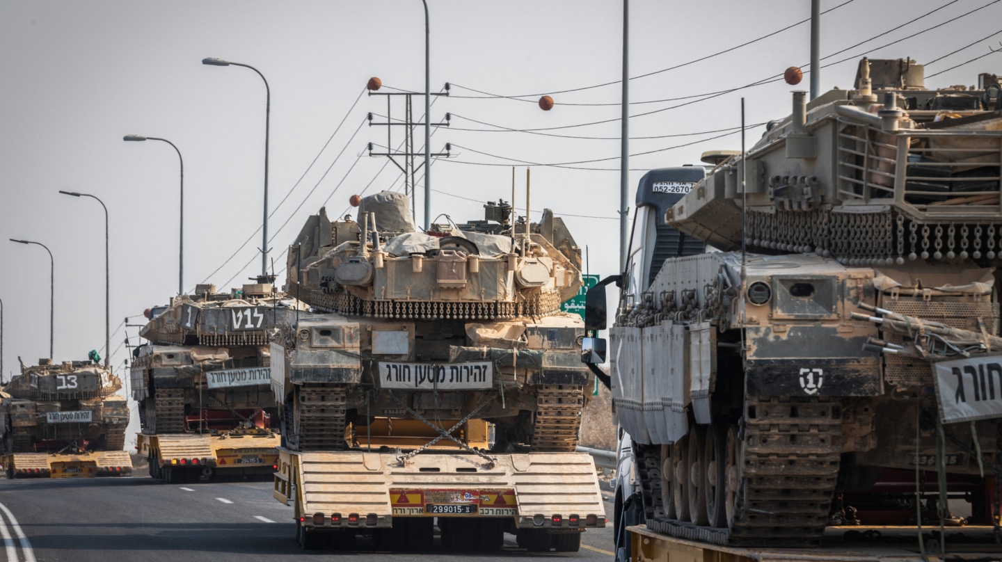 Vehículos militares israelíes se dirigen a la frontera con Gaza.