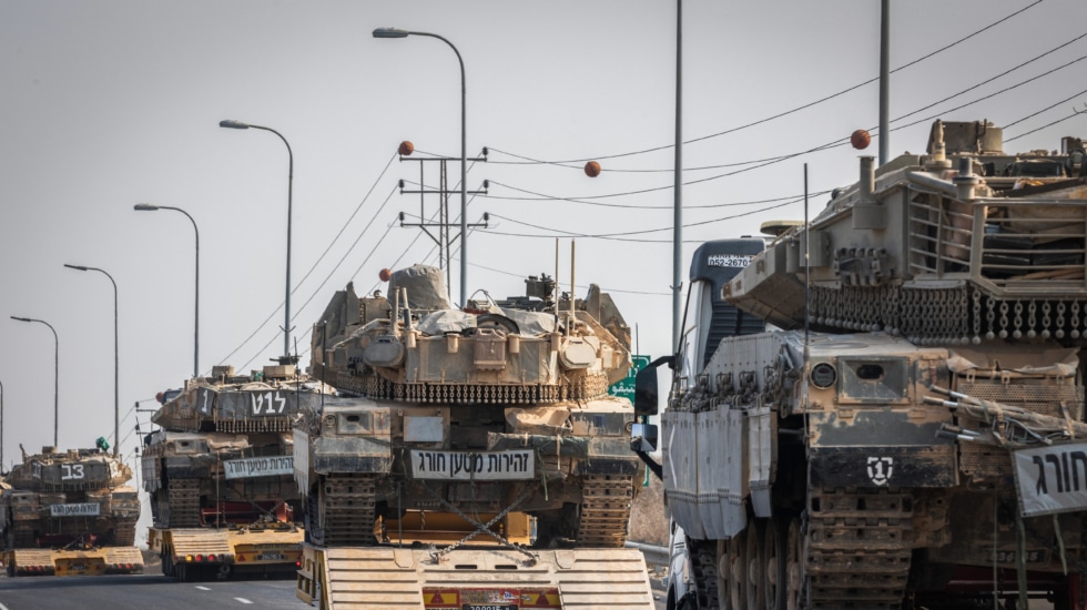 Vehículos militares israelíes se dirigen a la frontera con Gaza.
