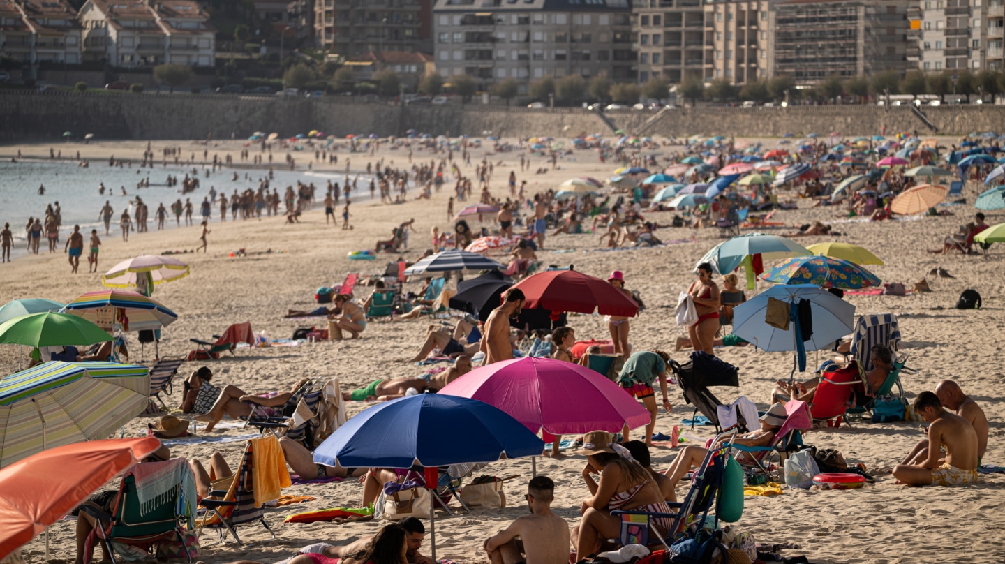 Bañistas en la playa, a 8 de octubre de 2023, en Pontevedra, Galicia (España).