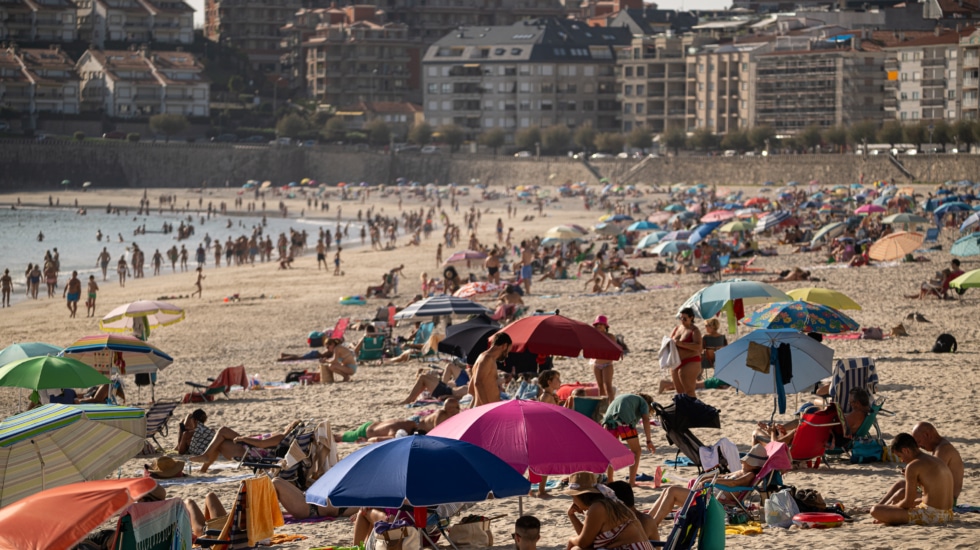 Bañistas en la playa, a 8 de octubre de 2023, en Pontevedra, Galicia (España).