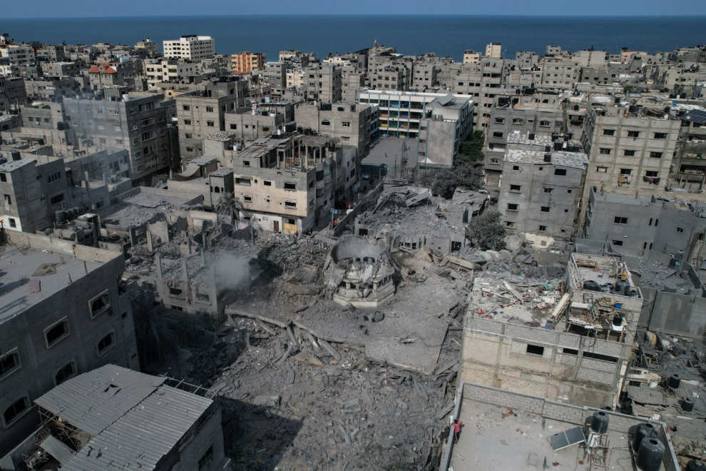 Vista aérea de los restos de la mezquita de Ahmed Yasin destruida por un ataque aéreo israelí en Gaza.