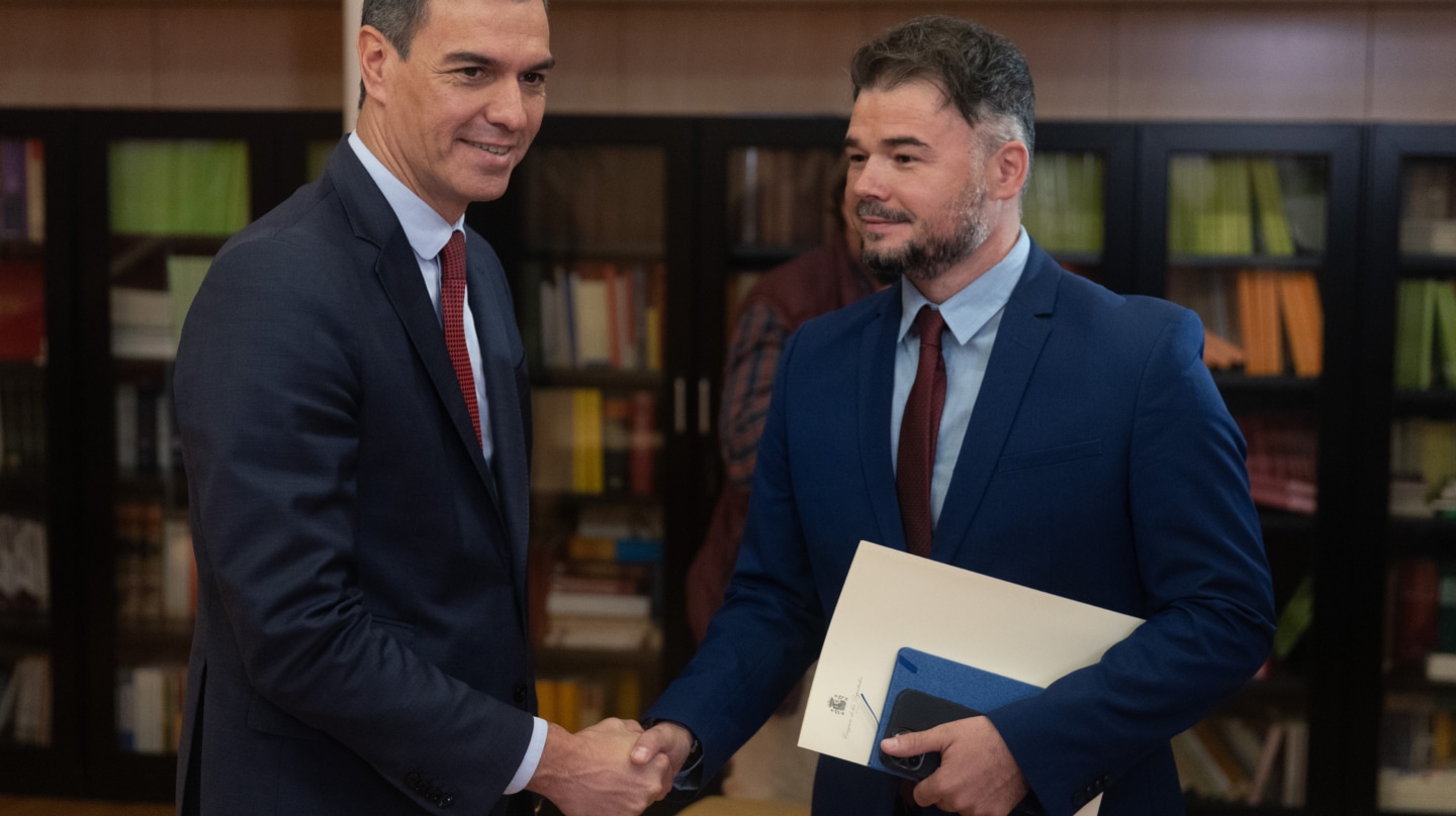 El presidente del Gobierno en funciones, Pedro Sánchez recibe al portavoz de ERC, Gabriel Rufián, durante su ronda de contactos, a 11 de octubre de 2023, en Madrid (España). El presidente del Gobierno en funciones y candidato del PSOE a la reelección, continúa hoy su ronda de contactos con los portavoces de UPN, Coalición Canaria y ERC, para tantear posibles apoyos a su investidura. Tras recibir el encargo del Rey la semana pasada, Sánchez inició una ronda de contactos en la que prevé reunirse con todos los grupos parlamentarios excepto Vox, además de sindicatos, patronal y asociaciones de varios sectores. 11 OCTUBRE 2023;SÁNCHEZ;INVESTIDURA;NEGOCIACIONES;REUNIONES;PARTIDOS;PSOE; Eduardo Parra / Europa Press 11/10/2023