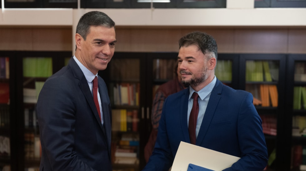 El presidente del Gobierno en funciones, Pedro Sánchez recibe al portavoz de ERC, Gabriel Rufián, durante su ronda de contactos, a 11 de octubre de 2023, en Madrid (España). El presidente del Gobierno en funciones y candidato del PSOE a la reelección, continúa hoy su ronda de contactos con los portavoces de UPN, Coalición Canaria y ERC, para tantear posibles apoyos a su investidura. Tras recibir el encargo del Rey la semana pasada, Sánchez inició una ronda de contactos en la que prevé reunirse con todos los grupos parlamentarios excepto Vox, además de sindicatos, patronal y asociaciones de varios sectores. 11 OCTUBRE 2023;SÁNCHEZ;INVESTIDURA;NEGOCIACIONES;REUNIONES;PARTIDOS;PSOE; Eduardo Parra / Europa Press 11/10/2023