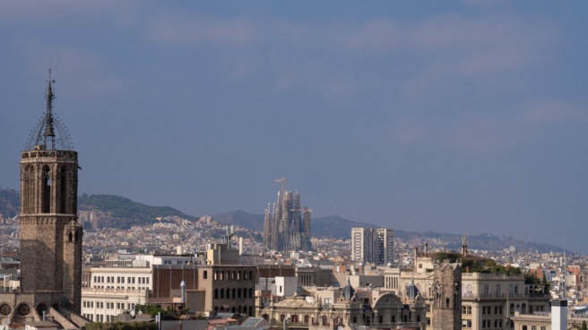 Vista panorámica de Barcelona, con La Basílica de la Sagrada Familia al fondo Vista panorámica de Barcelona, con La Basílica de la Sagrada Familia al fondo