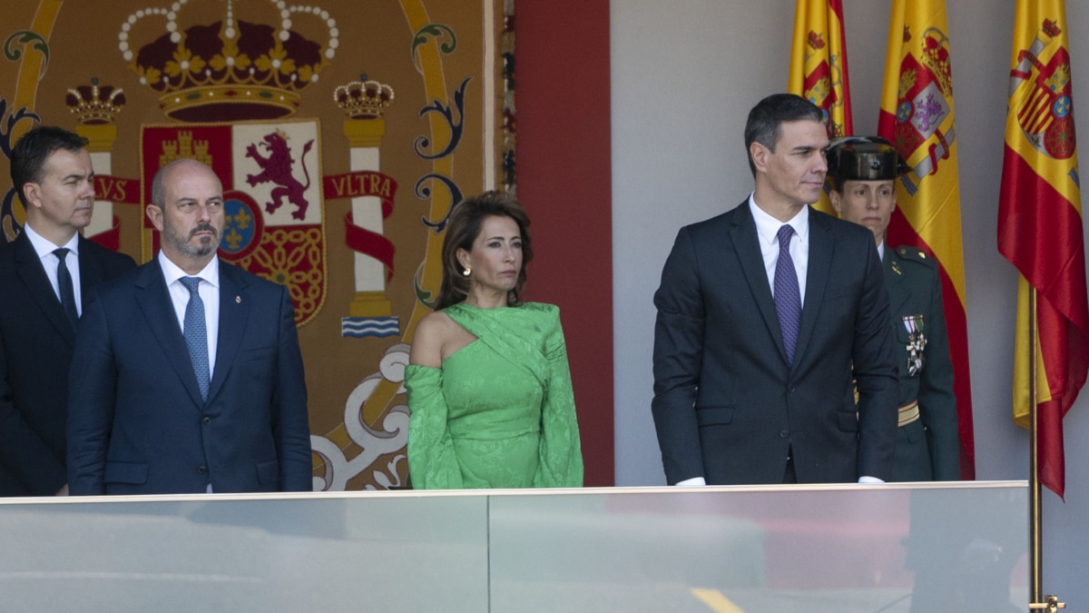 El presidente del Senado, Pedro Rollán, la ministra de Transporte, Movilidad y Agenda Urbana, Raquel Sánchez, y el presidente del Gobierno, Pedro Sánchez, durante el desfile del 12 de octubre.