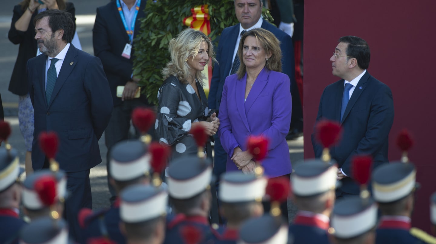 (I-D) El presidente del Consejo General del Poder Judicial, Vicente Guilarte; la vicepresidenta segunda y ministra de Trabajo en funciones, Yolanda Díaz; la vicepresidenta tercera y ministra de Transición Ecológica en funciones, Teresa Ribera y el ministro de Asuntos Exteriores, Unión Europea y Cooperación en funciones, José Manuel Albares, durante el desfile del 12 de octubre 'Día de la Fiesta Nacional', en la plaza de Cánovas del Castillo, a 12 de octubre de 2023, en Madrid (España). Los actos comienzan con el izado de la bandera nacional y el homenaje a los que dieron su vida por España, al que siguen los desfiles aéreo y terrestre de distintas unidades en los que participan 4.177 militares. Este año, es el primero en el que una mujer despliega la bandera en paracaídas. El desfile cambia de recorrido y la Tribuna Real pasa a situarse en la Plaza de Neptuno. Además, Leonor de Borbón, inmersa en su formación militar como dama cadete, viste de uniforme tras dos años de ausencia por sus estudios en Gales. 12 OCTUBRE 2023;PRINCESA DE ASTURIAS;REYES;12 DE OCTUBRE;DESFILE Alberto Ortega / Europa Press 12/10/2023