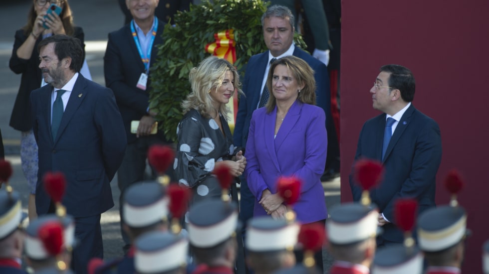 (I-D) El presidente del Consejo General del Poder Judicial, Vicente Guilarte; la vicepresidenta segunda y ministra de Trabajo en funciones, Yolanda Díaz; la vicepresidenta tercera y ministra de Transición Ecológica en funciones, Teresa Ribera y el ministro de Asuntos Exteriores, Unión Europea y Cooperación en funciones, José Manuel Albares, durante el desfile del 12 de octubre 'Día de la Fiesta Nacional', en la plaza de Cánovas del Castillo, a 12 de octubre de 2023, en Madrid (España). Los actos comienzan con el izado de la bandera nacional y el homenaje a los que dieron su vida por España, al que siguen los desfiles aéreo y terrestre de distintas unidades en los que participan 4.177 militares. Este año, es el primero en el que una mujer despliega la bandera en paracaídas. El desfile cambia de recorrido y la Tribuna Real pasa a situarse en la Plaza de Neptuno. Además, Leonor de Borbón, inmersa en su formación militar como dama cadete, viste de uniforme tras dos años de ausencia por sus estudios en Gales. 12 OCTUBRE 2023;PRINCESA DE ASTURIAS;REYES;12 DE OCTUBRE;DESFILE Alberto Ortega / Europa Press 12/10/2023