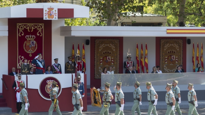 EuropaPress_5501298_legionarios_pasan_tribuna_real_desfile_12_octubre_dia_fiesta_nacional_plaza