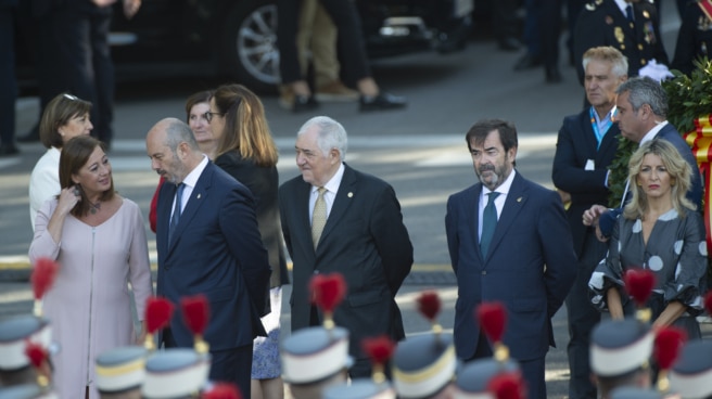 En el centro el presidente del Tribunal Constitucional, Cándido Conde-Pumpido, al lado del presidente del Consejo General del Poder Judicial (CGPJ), Vicente Guilarte, y la líder de Sumar, Yolanda Díaz en la celebración del 12 de Octubre En el centro el presidente del Tribunal Constitucional, Cándido Conde-Pumpido, al lado del presidente del Consejo General del Poder Judicial (CGPJ), Vicente Guilarte, y la líder de Sumar, Yolanda Díaz en la celebración del 12 de Octubre