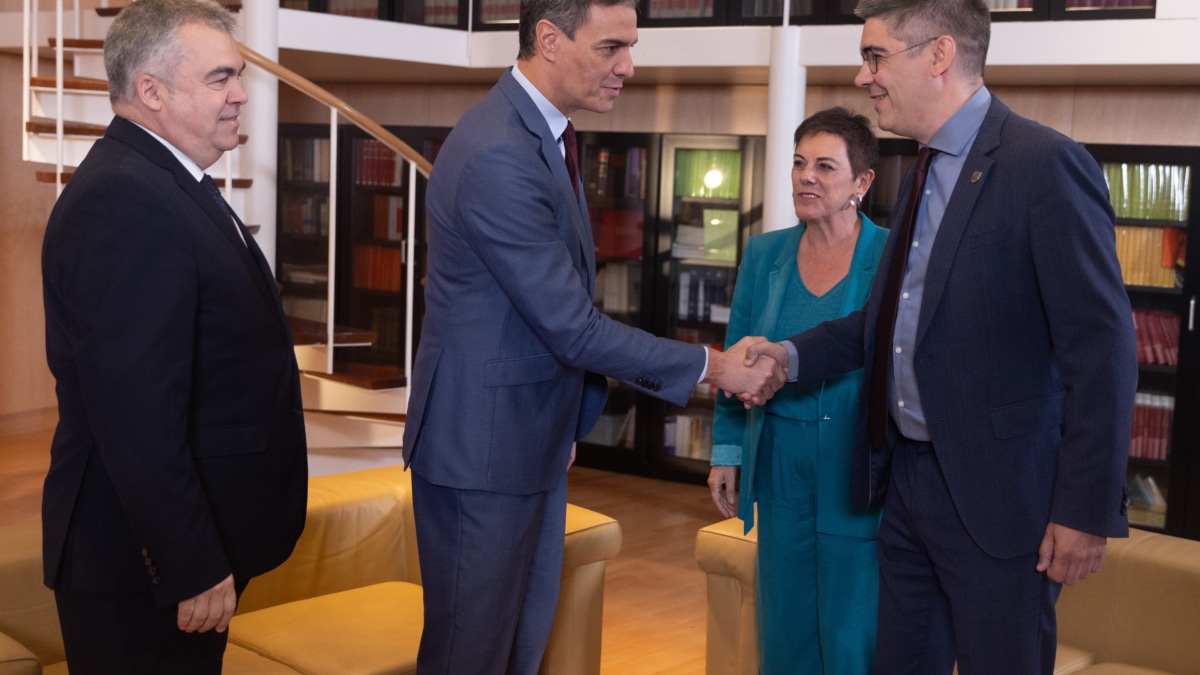 Negociación con Bildu: Sánchez saluda a Elejabarrieta en presencia de Cerdán y Aizpurúa.