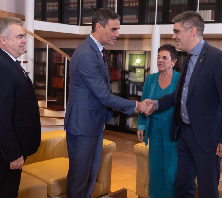 AVT y Covite tildan de "infamia" la foto de Sánchez con Bildu y que no se le pida condenar la violencia