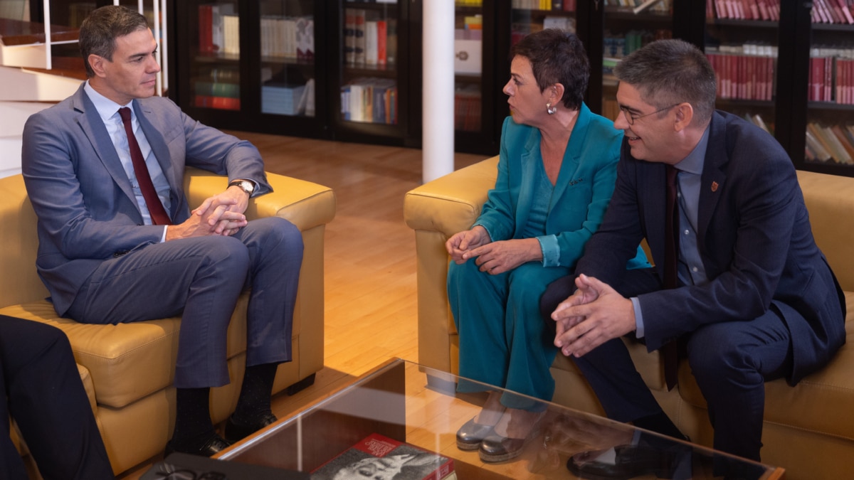 Sánchez conversa con Aizpurúa y Elejabarrieta.
