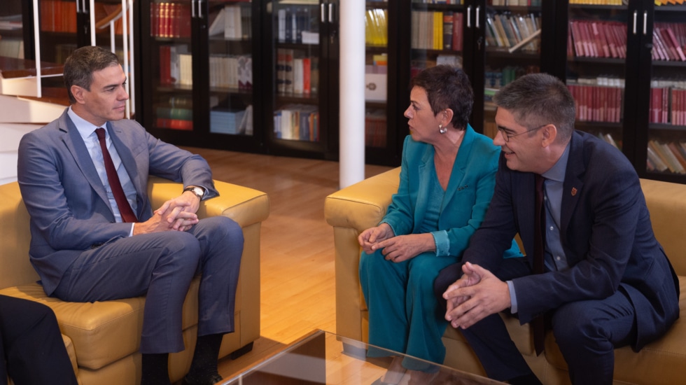 Sánchez conversa con Aizpurúa y Elejabarrieta.