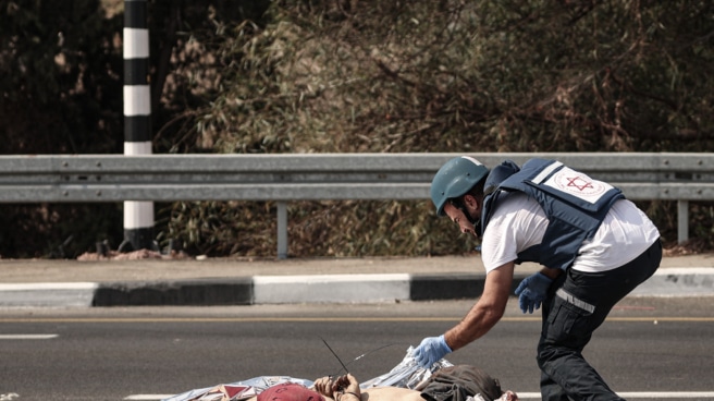 Un médico israelí cubre un cadáver tras el ataque de Hamás.