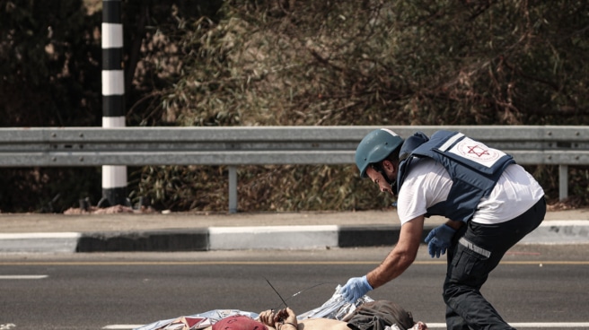 Un médico israelí cubre un cadáver tras el ataque de Hamás. Un médico israelí cubre un cadáver tras el ataque de Hamás.