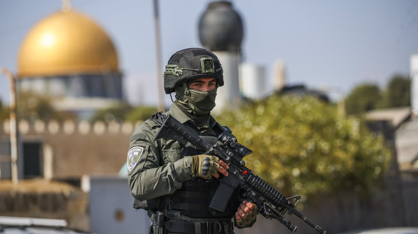 Un soldado israelí cerca de la mezquita de Al Aqsa en Jerusalén.