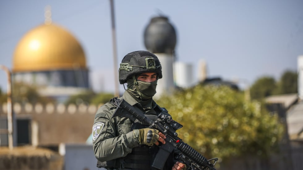 Un soldado israelí cerca de la mezquita de Al Aqsa en Jerusalén.