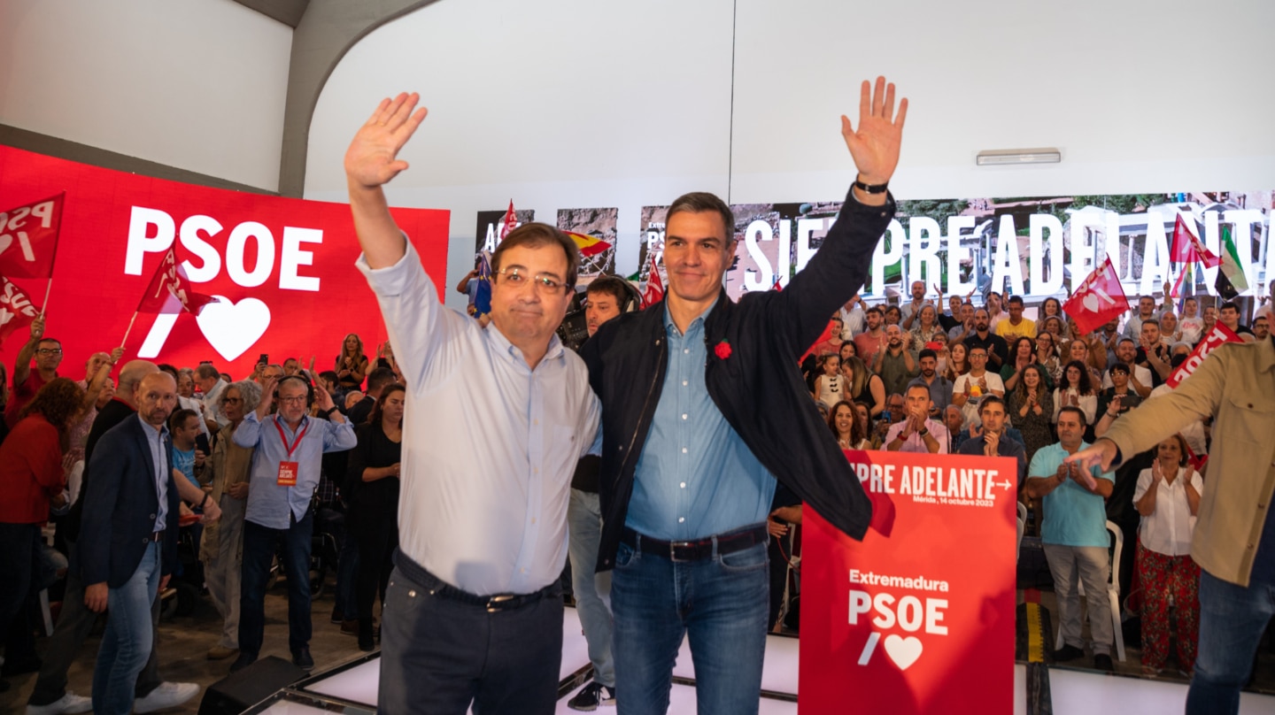 El secretario general del PSOE y presidente del Gobierno en funciones, Pedro Sánchez (d), y el secretario general del PSOE de Extremadura, Guillermo Fernández Vara (i), participan en un acto público del partido, en la Institución Ferial de Mérida, a 14 de octubre de 2023, en Mérida, Badajoz, Extremadura (España). Sánchez participa en este acto tras finalizar ayer, 13 de octubre, su primera ronda de contactos para tantear posibles apoyos a su investidura. 14 OCTUBRE 2023;ACTO;PSOE;PRESIDENTE;CANDIDATO;PRESIDENCIA;POLÍTICA Andrés Rodríguez / Europa Press 14/10/2023