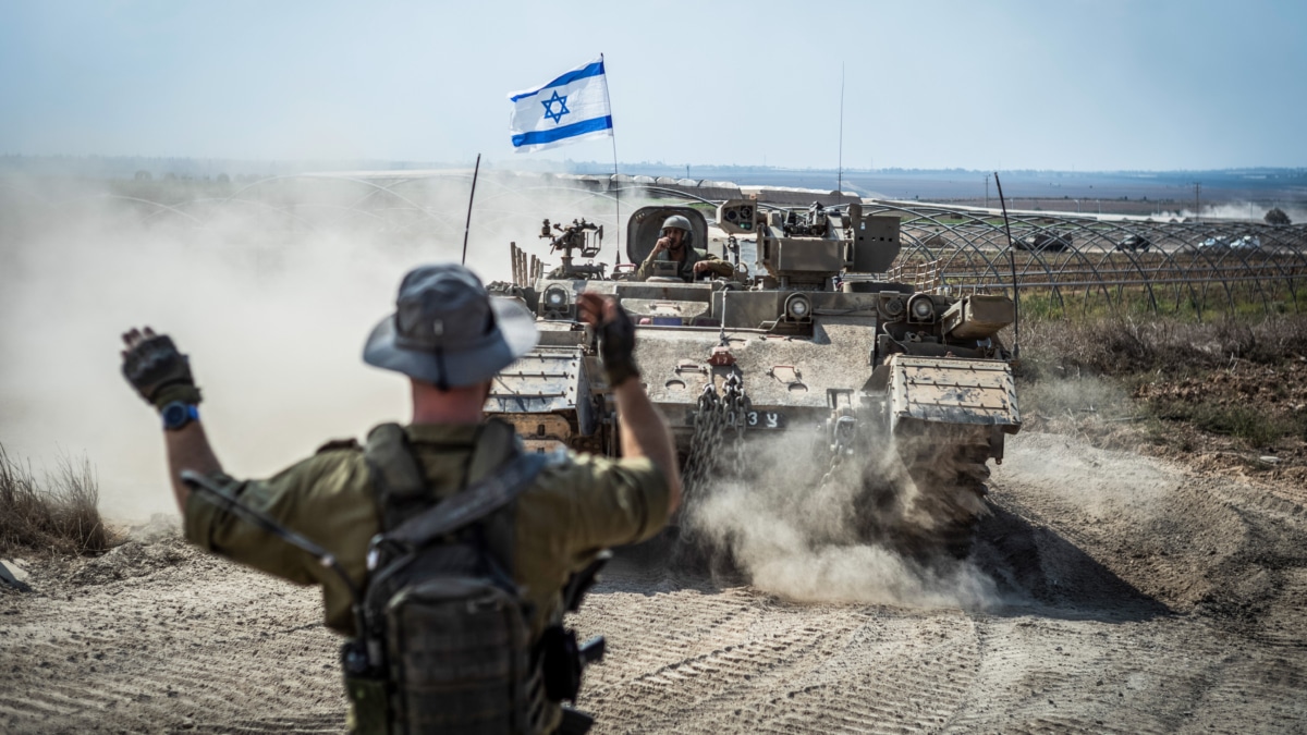 Tanques israelíes en las inmediaciones de la frontera con la Franja de Gaza.